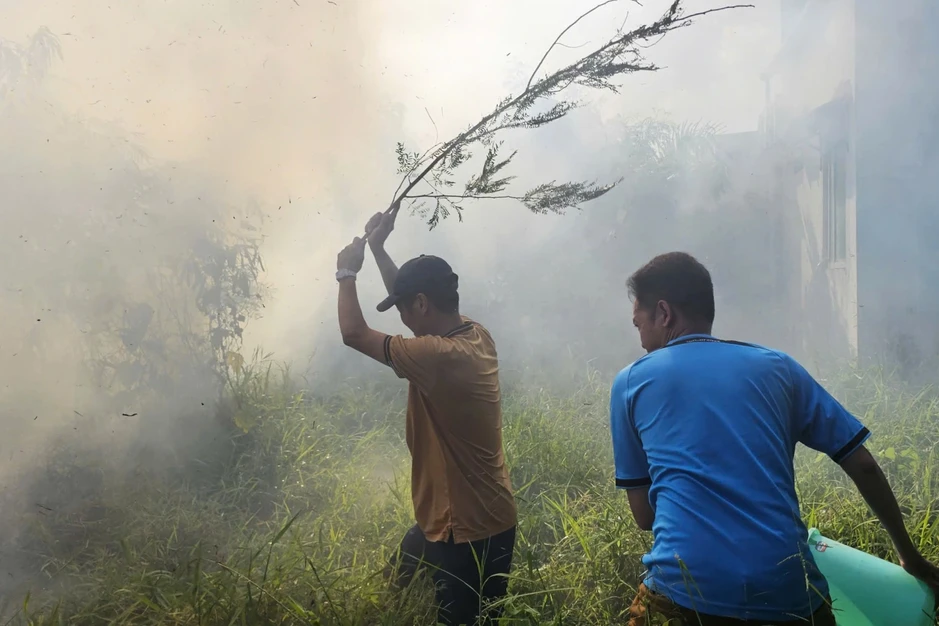 Khói lửa ngùn ngụt từ đám cháy ở bãi đất hoang sát khu dân cư