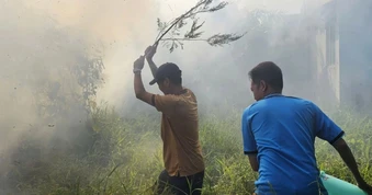 Khói lửa ngùn ngụt từ đám cháy ở bãi đất hoang sát khu dân cư