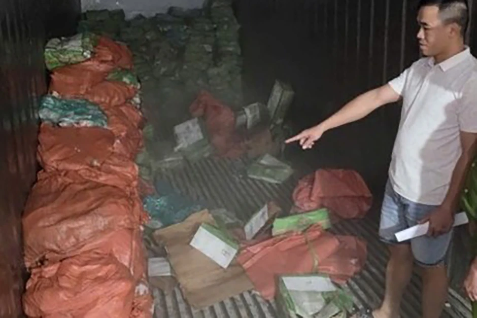 Khởi tố 18 người trong vụ vận chuyển hơn 5 tấn chân giò lợn qua biên giới Khởi tố 18 người trong vụ vận chuyển hơn 5 tấn chân giò lợn qua biên giới