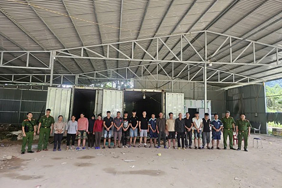 Khởi tố 18 người trong vụ vận chuyển hơn 5 tấn chân giò lợn qua biên giới Khởi tố 18 người trong vụ vận chuyển hơn 5 tấn chân giò lợn qua biên giới