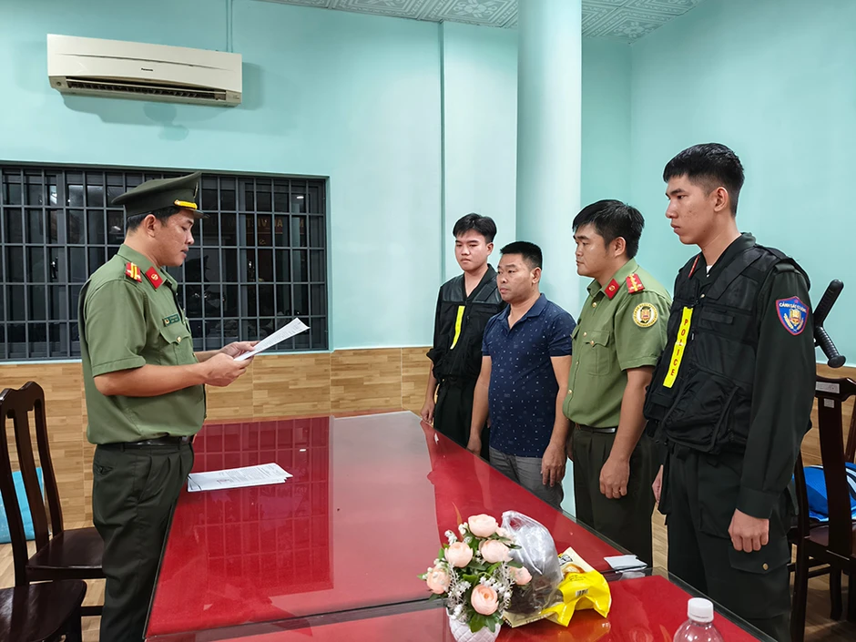 Khởi tố 2 người giúp nhóm công dân Trung Quốc lưu trú trái phép tại Phú Quốc Khởi tố 2 người giúp nhóm công dân Trung Quốc lưu trú trái phép tại Phú Quốc