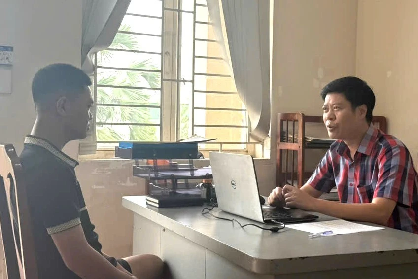 Khởi tố 4 đối tượng dùng 'bom xăng' tấn công nhà dân Khởi tố 4 đối tượng dùng 'bom xăng' tấn công nhà dân