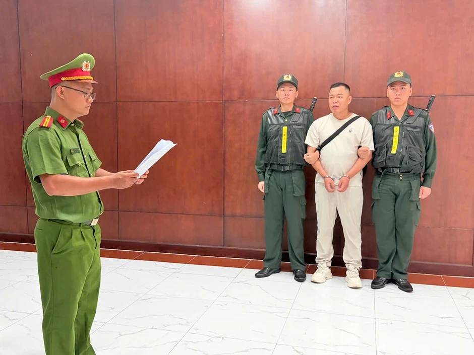 Khởi tố, bắt giữ Tôn Bằng - chồng cũ của TikToker Hằng Du Mục Khởi tố, bắt giữ Tôn Bằng - chồng cũ của TikToker Hằng Du Mục