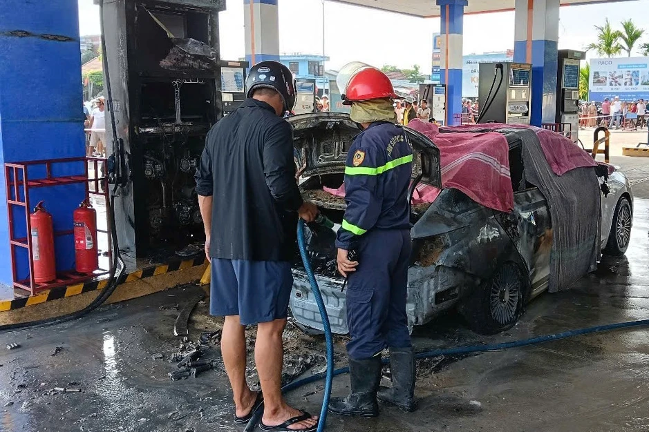 Khởi tố, bắt tạm giam tài xế vụ cháy ô tô ở cây xăng khiến 2 thiếu niên tử vong Khởi tố, bắt tạm giam tài xế vụ cháy ô tô ở cây xăng khiến 2 thiếu niên tử vong