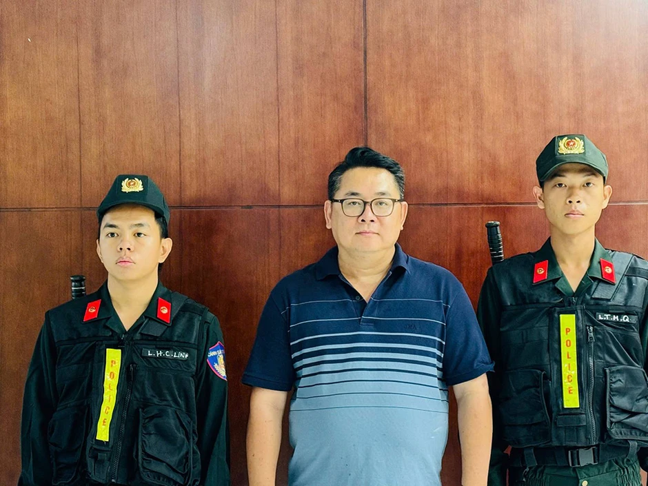 Khởi tố ca sĩ Phương Diễm Huyền và giám đốc công ty truyền thông Khởi tố ca sĩ Phương Diễm Huyền và giám đốc công ty truyền thông