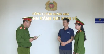 Khởi tố hai mẹ con sản xuất giấm giả từ axit pha nước lã
