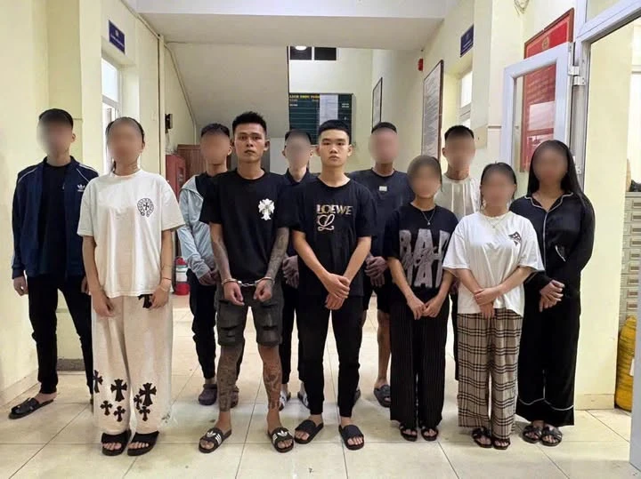 Khởi tố vụ án nhóm người dùng dao, kiếm hỗn chiến tại quán ăn ở Hà Nội Khởi tố vụ án nhóm người dùng dao, kiếm hỗn chiến tại quán ăn ở Hà Nội