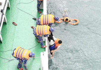 Không biết bơi, cô gái thoát chết thần kỳ sau 8 giờ trôi dạt trên biển