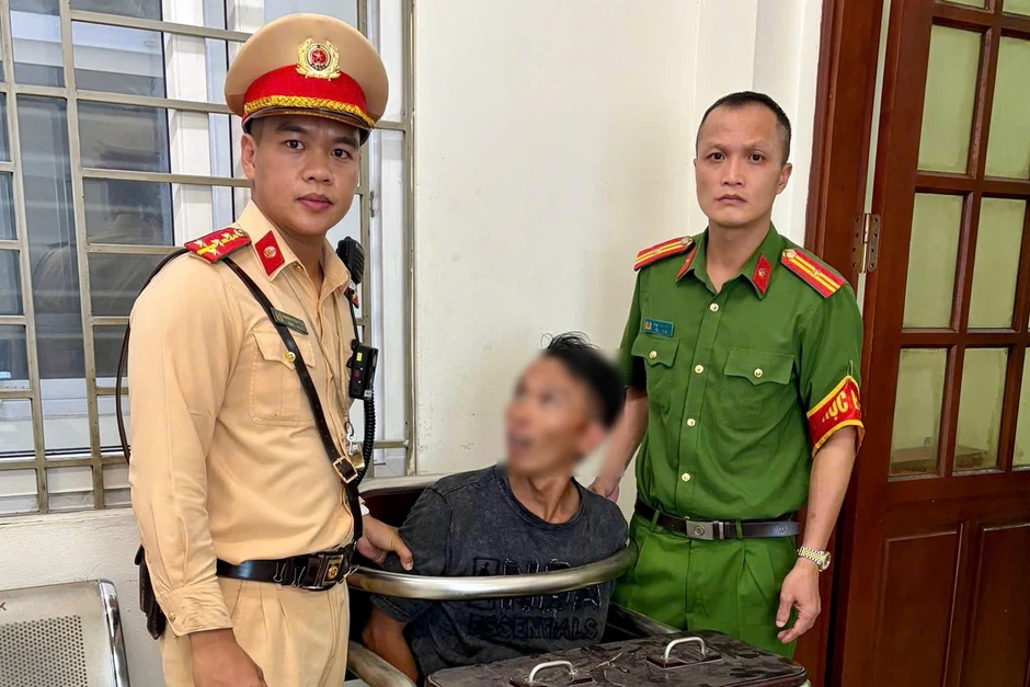 Khống chế gã đàn ông chặn xe, đập phá tài sản người dân ở Hà Nội Khống chế gã đàn ông chặn xe, đập phá tài sản người dân ở Hà Nội