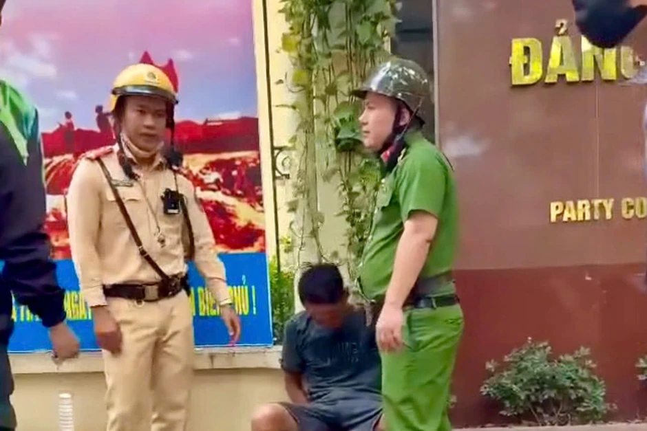 Khống chế gã đàn ông chặn xe, đập phá tài sản người dân ở Hà Nội Khống chế gã đàn ông chặn xe, đập phá tài sản người dân ở Hà Nội