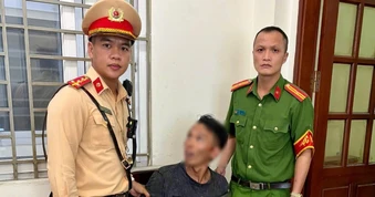 Khống chế gã đàn ông chặn xe, đập phá tài sản người dân ở Hà Nội