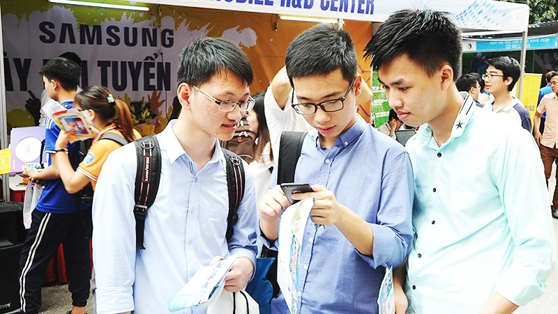 Không chờ cử nhân, doanh nghiệp bước thẳng lên giảng đường Không chờ cử nhân, doanh nghiệp bước thẳng lên giảng đường