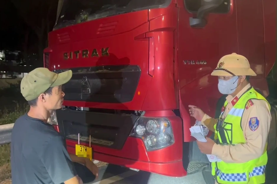 Không có bằng vẫn lái ô tô đầu kéo, tài xế và chủ xe bị phạt 77 triệu đồng Không có bằng vẫn lái ô tô đầu kéo, tài xế và chủ xe bị phạt 77 triệu đồng