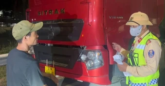 Không có bằng vẫn lái ô tô đầu kéo, tài xế và chủ xe bị phạt 77 triệu đồng