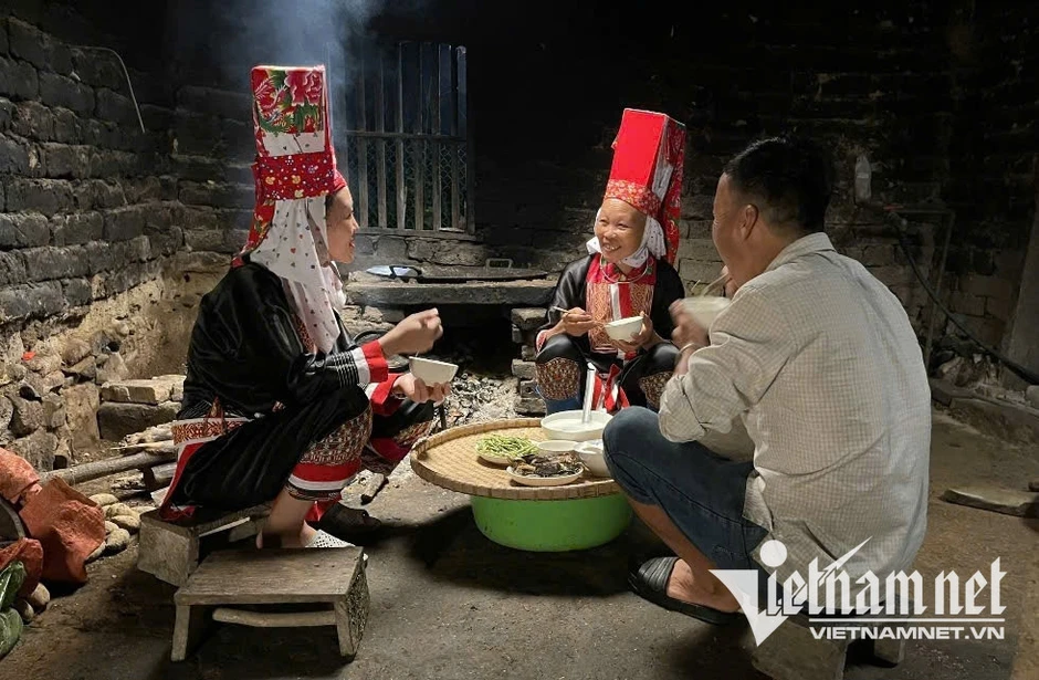 'Không ngờ cái áo mình khâu đưa lên mạng lại nhiều người thích thú' 'Không ngờ cái áo mình khâu đưa lên mạng lại nhiều người thích thú'