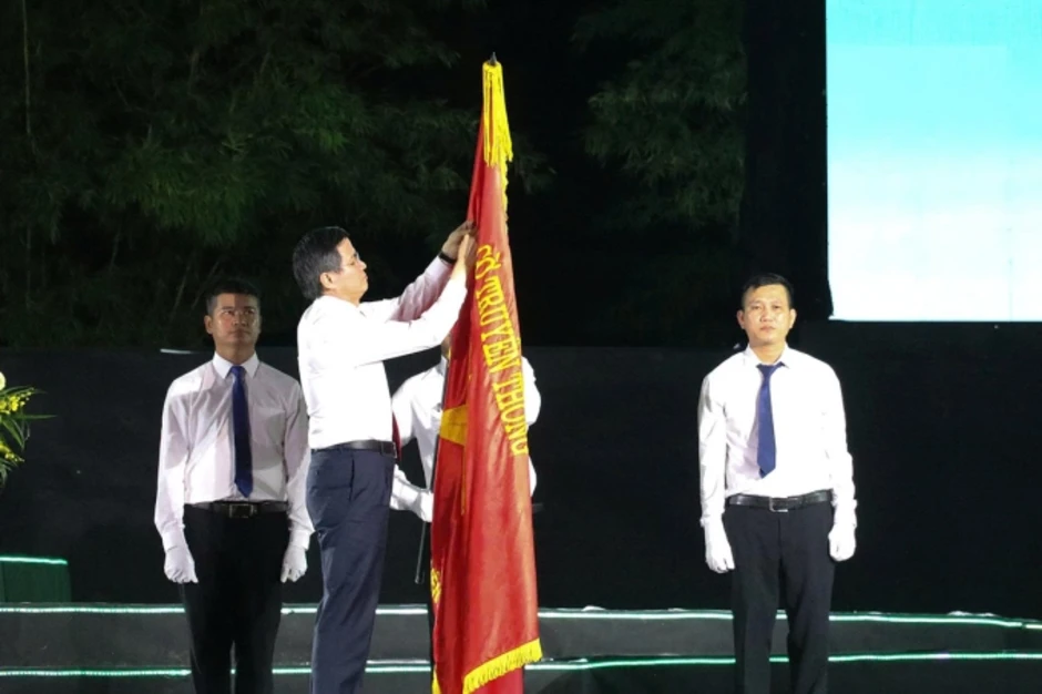 Khu di tích Kim Liên nhận Huân chương Lao động hạng nhất Khu di tích Kim Liên nhận Huân chương Lao động hạng nhất