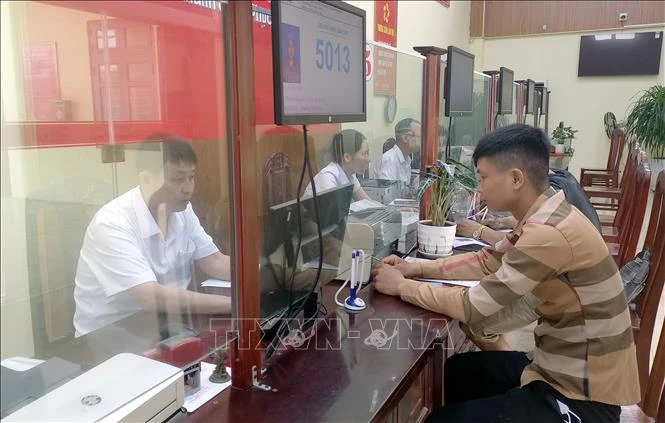 Khuyến khích cán bộ phát huy sáng kiến phục vụ người dân Khuyến khích cán bộ phát huy sáng kiến phục vụ người dân