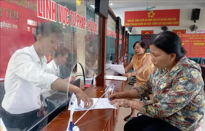 Khuyến khích cán bộ phát huy sáng kiến phục vụ người dân Khuyến khích cán bộ phát huy sáng kiến phục vụ người dân