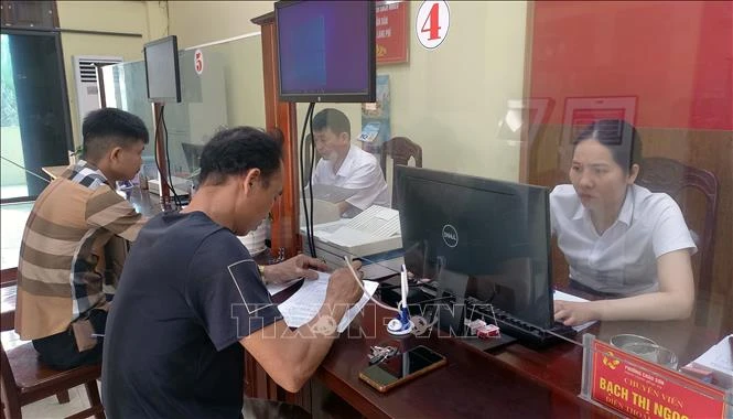 Khuyến khích cán bộ phát huy sáng kiến phục vụ người dân Khuyến khích cán bộ phát huy sáng kiến phục vụ người dân