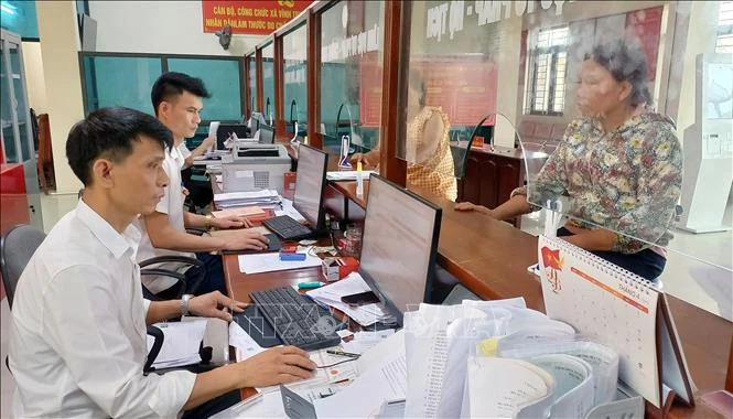 Khuyến khích cán bộ phát huy sáng kiến phục vụ người dân Khuyến khích cán bộ phát huy sáng kiến phục vụ người dân