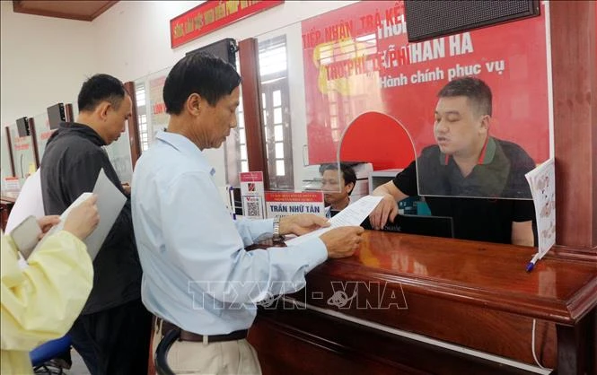 Khuyến khích cán bộ phát huy sáng kiến phục vụ người dân Khuyến khích cán bộ phát huy sáng kiến phục vụ người dân