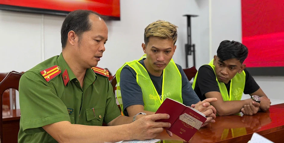 Kiểm tra bất ngờ một khách sạn, công an phát hiện ổ nhóm lừa đảo quốc tế Kiểm tra bất ngờ một khách sạn, công an phát hiện ổ nhóm lừa đảo quốc tế