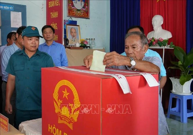 Kiểm tra công tác chuẩn bị bầu cử tại Đất Mũi Kiểm tra công tác chuẩn bị bầu cử tại Đất Mũi