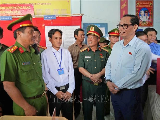 Kiểm tra công tác chuẩn bị bầu cử tại Đất Mũi Kiểm tra công tác chuẩn bị bầu cử tại Đất Mũi