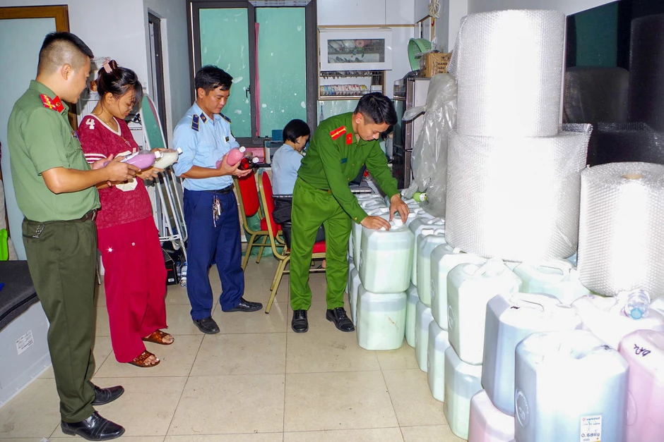 Kiểm tra kho rượu 'đặc sản' ở Ninh Bình, thu giữ gần 1.800 lít Kiểm tra kho rượu 'đặc sản' ở Ninh Bình, thu giữ gần 1.800 lít