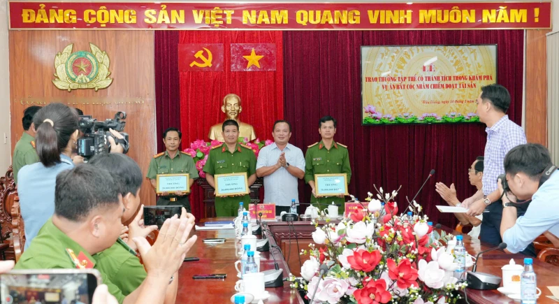 Kiên quyết với tội phạm, nghĩa tình với nhân dân Kiên quyết với tội phạm, nghĩa tình với nhân dân