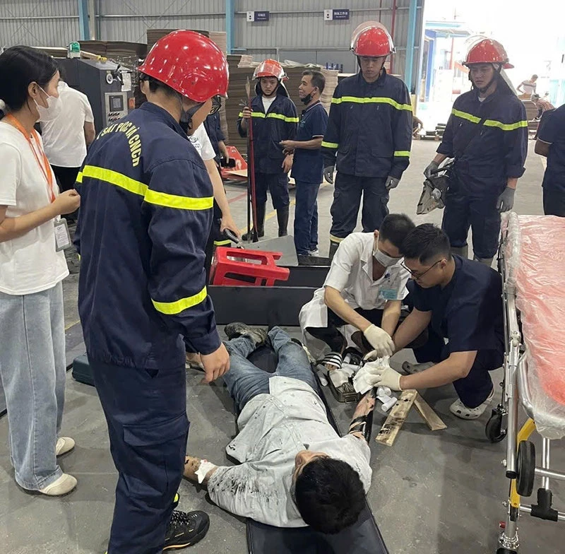 Kịp thời cứu nạn công nhân bị cuốn tay vào máy in công nghiệp ở Bắc Ninh Kịp thời cứu nạn công nhân bị cuốn tay vào máy in công nghiệp ở Bắc Ninh