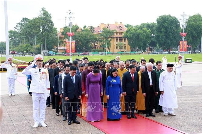 Kỷ niệm 136 năm Ngày sinh Chủ tịch Hồ Chí Minh: Lãnh đạo Đảng, Nhà nước vào Lăng viếng Bác Kỷ niệm 136 năm Ngày sinh Chủ tịch Hồ Chí Minh: Lãnh đạo Đảng, Nhà nước vào Lăng viếng Bác