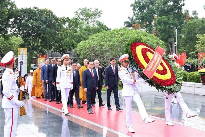 Kỷ niệm 136 năm Ngày sinh Chủ tịch Hồ Chí Minh: Lãnh đạo Đảng, Nhà nước vào Lăng viếng Bác Kỷ niệm 136 năm Ngày sinh Chủ tịch Hồ Chí Minh: Lãnh đạo Đảng, Nhà nước vào Lăng viếng Bác