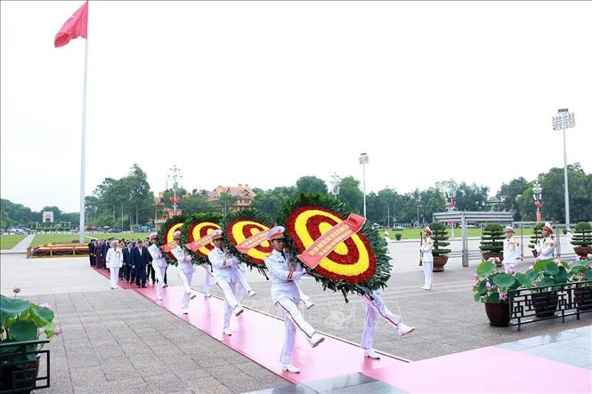 Kỷ niệm 136 năm Ngày sinh Chủ tịch Hồ Chí Minh: Lãnh đạo Đảng, Nhà nước vào Lăng viếng Bác Kỷ niệm 136 năm Ngày sinh Chủ tịch Hồ Chí Minh: Lãnh đạo Đảng, Nhà nước vào Lăng viếng Bác