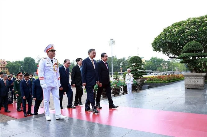 Kỷ niệm 136 năm Ngày sinh Chủ tịch Hồ Chí Minh: Lãnh đạo Đảng, Nhà nước vào Lăng viếng Bác Kỷ niệm 136 năm Ngày sinh Chủ tịch Hồ Chí Minh: Lãnh đạo Đảng, Nhà nước vào Lăng viếng Bác