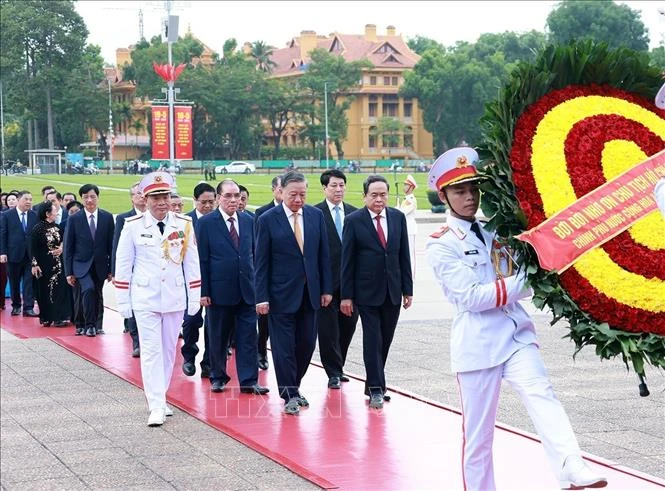 Kỷ niệm 136 năm Ngày sinh Chủ tịch Hồ Chí Minh: Lãnh đạo Đảng, Nhà nước vào Lăng viếng Bác Kỷ niệm 136 năm Ngày sinh Chủ tịch Hồ Chí Minh: Lãnh đạo Đảng, Nhà nước vào Lăng viếng Bác