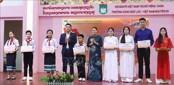 Kỷ niệm 136 năm Ngày sinh Chủ tịch Hồ Chí Minh tại Trường Song ngữ Lào-Việt Nam Nguyễn Du Kỷ niệm 136 năm Ngày sinh Chủ tịch Hồ Chí Minh tại Trường Song ngữ Lào-Việt Nam Nguyễn Du