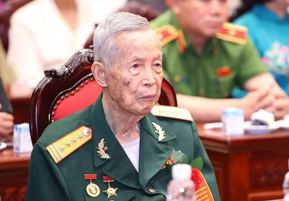 La Văn Cầu, từ cậu bé 'sống cũng như chết' đến anh hùng quân đội La Văn Cầu, từ cậu bé 'sống cũng như chết' đến anh hùng quân đội