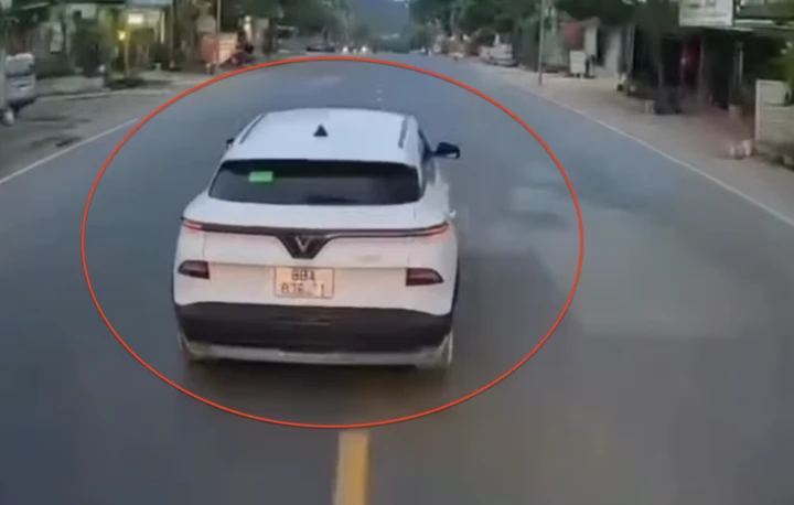 Lái ô tô lạng lách trên đường, tài xế bị phạt 45 triệu, tước giấy phép 11 tháng Lái ô tô lạng lách trên đường, tài xế bị phạt 45 triệu, tước giấy phép 11 tháng