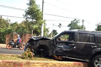Lái ô tô trộm cắp chạy trốn, bất ngờ tông vào dải phân cách