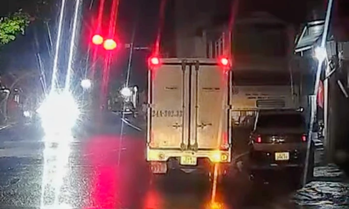 Lái ô tô vượt đèn đỏ, nữ tài xế bị phạt 19 triệu đồng Lái ô tô vượt đèn đỏ, nữ tài xế bị phạt 19 triệu đồng