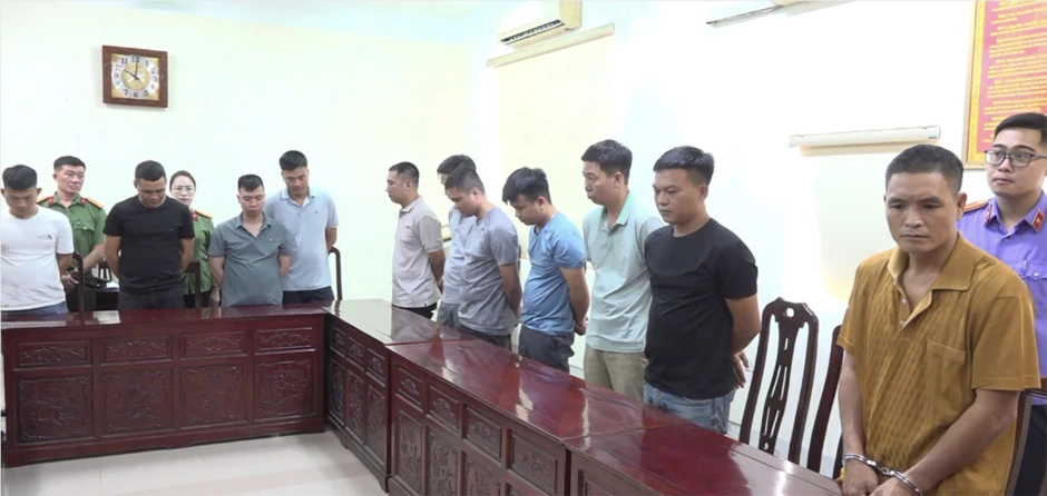 Lái tàu cầm đầu đường dây hút trộm hàng trăm nghìn lít dầu tại ga Vinh Lái tàu cầm đầu đường dây hút trộm hàng trăm nghìn lít dầu tại ga Vinh