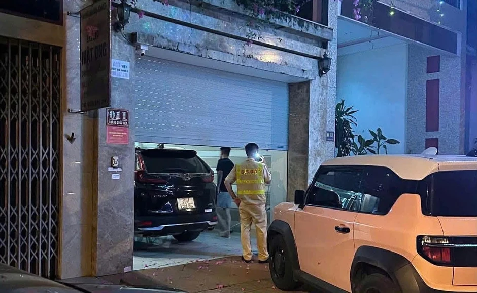 Lái xe ôtô tông trúng hai 2 người trên vỉa hè rồi rời khỏi hiện trường