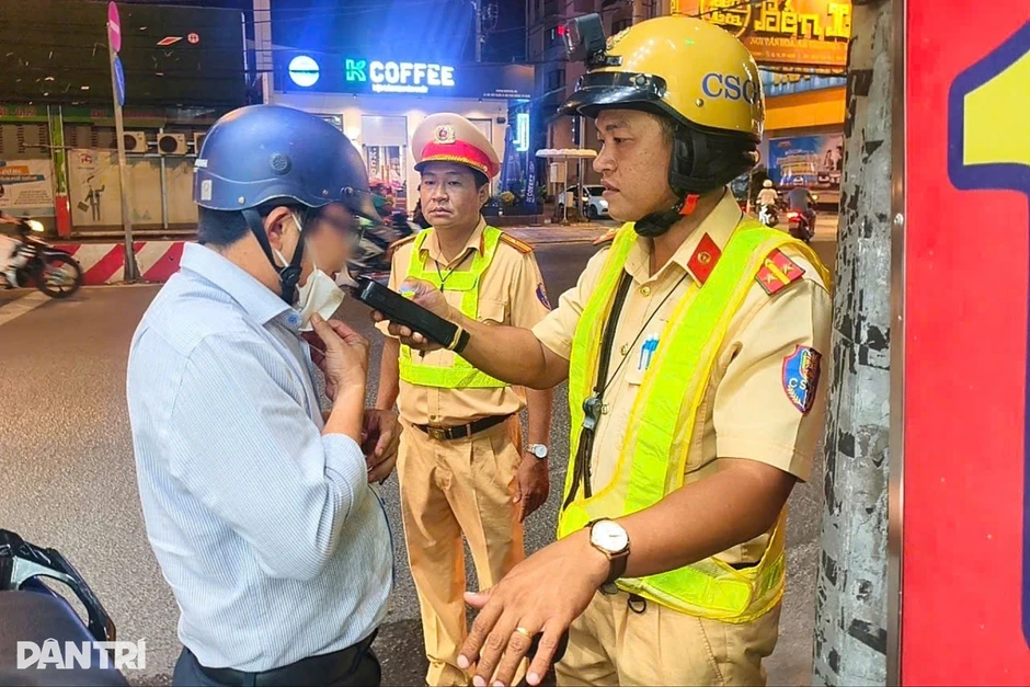 Lái xe sau cuộc nhậu, anh thợ hồ ở TPHCM bị phạt 9 triệu đồng Lái xe sau cuộc nhậu, anh thợ hồ ở TPHCM bị phạt 9 triệu đồng