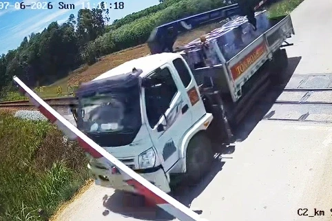 Lái xe tải vượt gác chắn đường sắt, tài xế bị phạt 41,5 triệu đồng Lái xe tải vượt gác chắn đường sắt, tài xế bị phạt 41,5 triệu đồng