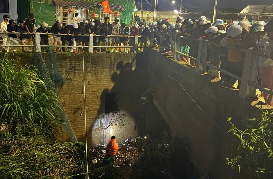 Lâm Đồng: 60 người tìm kiếm bé gái bị nước lũ cuốn trôi Lâm Đồng: 60 người tìm kiếm bé gái bị nước lũ cuốn trôi