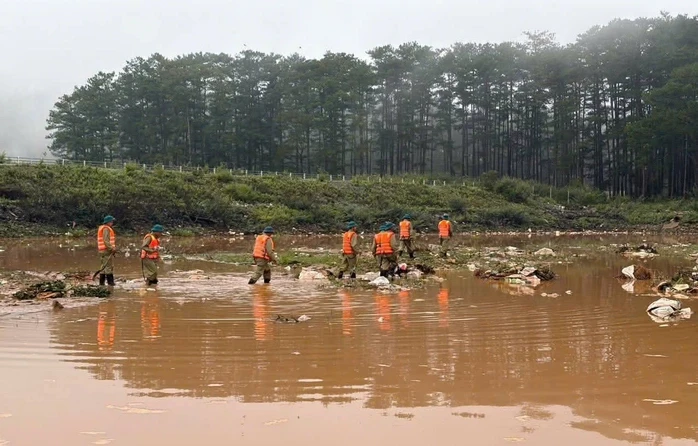 Lâm Đồng: Tìm thấy thi thể bé gái 12 tuổi bị nước cuốn trôi ở Đà Lạt Lâm Đồng: Tìm thấy thi thể bé gái 12 tuổi bị nước cuốn trôi ở Đà Lạt