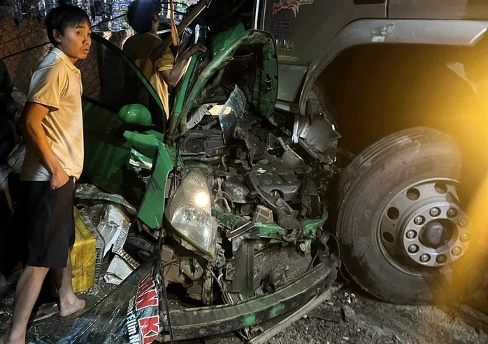 Lâm Đồng: Xe tải tông bẹp đầu xe taxi, 3 người thương vong Lâm Đồng: Xe tải tông bẹp đầu xe taxi, 3 người thương vong