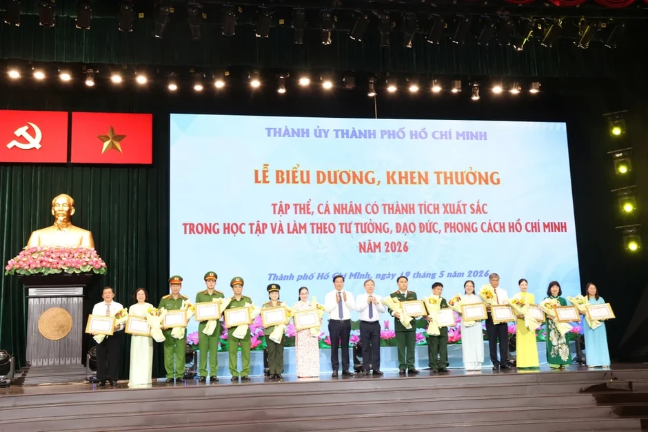 Lan tỏa 358 'bông hoa đẹp' học và làm theo Bác tại TP.HCM Lan tỏa 358 'bông hoa đẹp' học và làm theo Bác tại TP.HCM