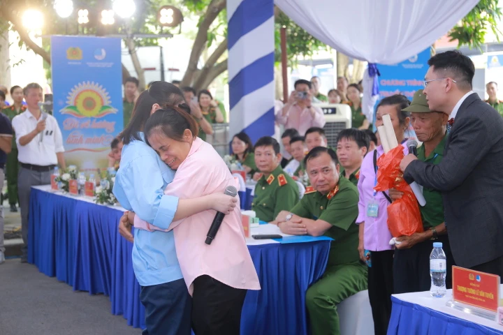 Lan tỏa giá trị nhân văn từ chương trình “Đi về hướng bình minh” Lan tỏa giá trị nhân văn từ chương trình “Đi về hướng bình minh”